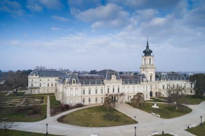 Aerial phooto of Festetics Castle in Keszthely, Hungary.A kastély és környéke madártávlatból. A Festetics-kastély Keszthely kiemelkedő jelentőségű műemléke. Építése még a 18. század közepén kezdődött el, ám csak az 1880-as években, nagyszabású átépítés és bővítés után nyerte el végleges formáját.-stock-foto