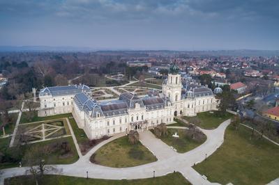 Aerial phooto of Festetics Castle in Keszthely, Hungary.A kastély és környéke madártávlatból. A Festetics-kastély Keszthely kiemelkedő jelentőségű műemléke. Építése még a 18. század közepén kezdődött el, ám csak az 1880-as években, nagyszabású átépítés és bővítés után nyerte el végleges formáját.-stock-foto