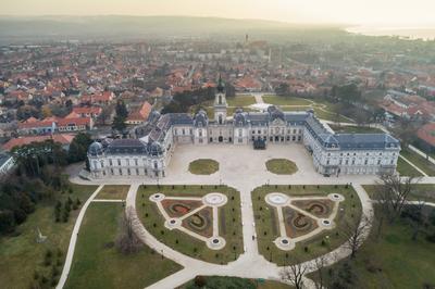 Aerial phooto of Festetics Castle in Keszthely, Hungary.A kastély és környéke madártávlatból. A Festetics-kastély Keszthely kiemelkedő jelentőségű műemléke. Építése még a 18. század közepén kezdődött el, ám csak az 1880-as években, nagyszabású átépítés és bővítés után nyerte el végleges formáját.-stock-foto