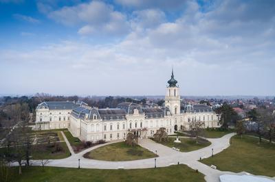 Aerial phooto of Festetics Castle in Keszthely, Hungary.A kastély és környéke madártávlatból. A Festetics-kastély Keszthely kiemelkedő jelentőségű műemléke. Építése még a 18. század közepén kezdődött el, ám csak az 1880-as években, nagyszabású átépítés és bővítés után nyerte el végleges formáját.-stock-foto