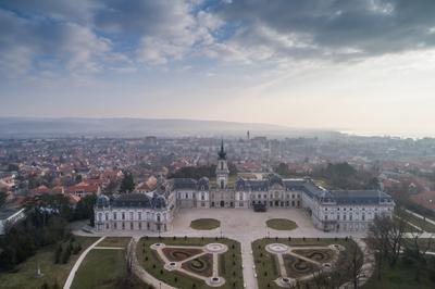Aerial phooto of Festetics Castle in Keszthely, Hungary.A kastély és környéke madártávlatból. A Festetics-kastély Keszthely kiemelkedő jelentőségű műemléke. Építése még a 18. század közepén kezdődött el, ám csak az 1880-as években, nagyszabású átépítés és bővítés után nyerte el végleges formáját.-stock-foto