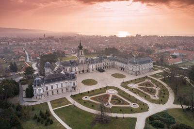 Aerial phooto of Festetics Castle in Keszthely, Hungary.A kastély és környéke madártávlatból. A Festetics-kastély Keszthely kiemelkedő jelentőségű műemléke. Építése még a 18. század közepén kezdődött el, ám csak az 1880-as években, nagyszabású átépítés és bővítés után nyerte el végleges formáját.-stock-foto