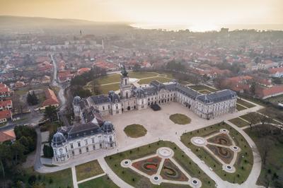 Aerial phooto of Festetics Castle in Keszthely, Hungary.A kastély és környéke madártávlatból. A Festetics-kastély Keszthely kiemelkedő jelentőségű műemléke. Építése még a 18. század közepén kezdődött el, ám csak az 1880-as években, nagyszabású átépítés és bővítés után nyerte el végleges formáját.-stock-foto
