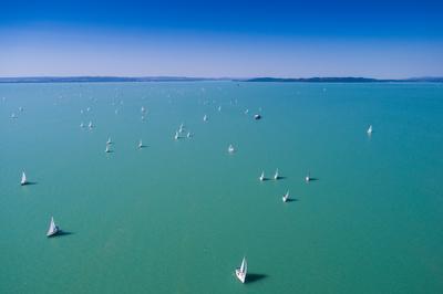 Vitorlások a Balatonon-stock-foto