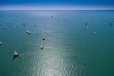 Vitorlások a Balatonon-stock-foto