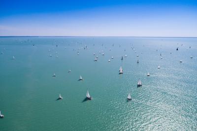 Vitorlások a Balatonon-stock-foto