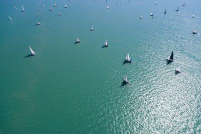 Vitorlások a Balatonon-stock-foto