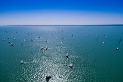 Vitorlások a Balatonon-stock-foto
