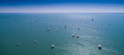 Vitorlások a Balatonon-stock-foto