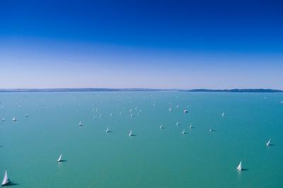 Vitorlások a Balatonon-stock-foto