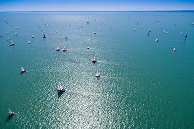 Vitorlások a Balatonon-stock-foto