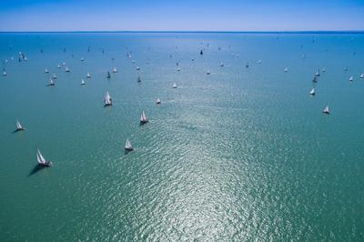 Vitorlások a Balatonon-stock-foto