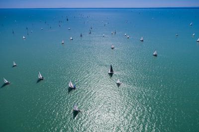 Vitorlások a Balatonon-stock-foto