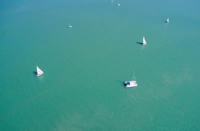 Vitorlások a Balatonon-stock-foto