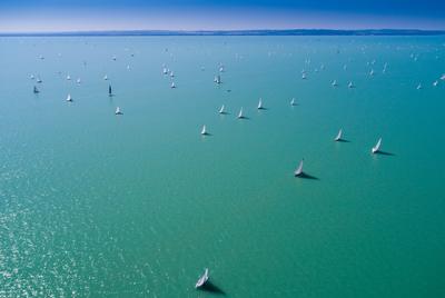 Vitorlások a Balatonon-stock-foto