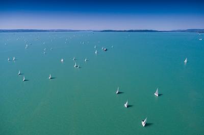 Vitorlások a Balatonon-stock-foto