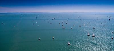 Vitorlások a Balatonon-stock-foto