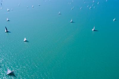 Vitorlások a Balatonon-stock-foto