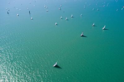 Vitorlások a Balatonon-stock-foto