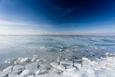 A befagyott Balaton Siófoknál-stock-photo