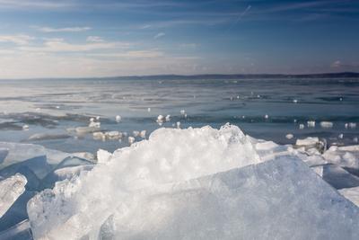 A befagyott Balaton Siófoknál-stock-foto