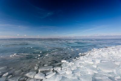 A befagyott Balaton Siófoknál-stock-foto