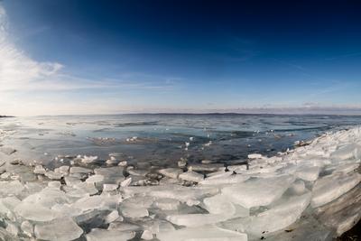A befagyott Balaton Siófoknál-stock-foto