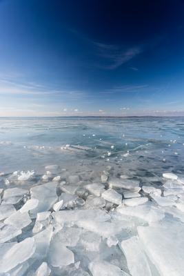 A befagyott Balaton Siófoknál-stock-foto