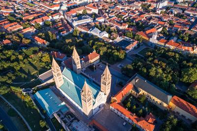 Pecs, Szekesegyhaz. Bird eye view-stock-foto