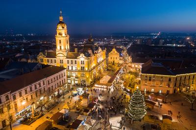 Adventi vásár Pécs főterén-stock-foto