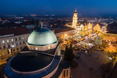 Adventi vásár Pécs főterén-stock-foto