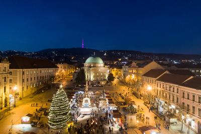 Adventi vásár Pécs főterén-stock-foto