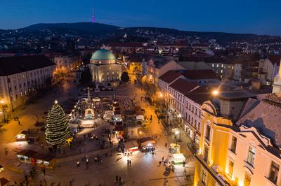 Adventi vásár Pécs főterén-stock-foto