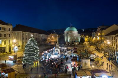 Adventi vásár Pécs főterén-stock-foto