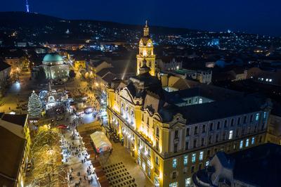 Adventi vásár Pécs főterén-stock-foto
