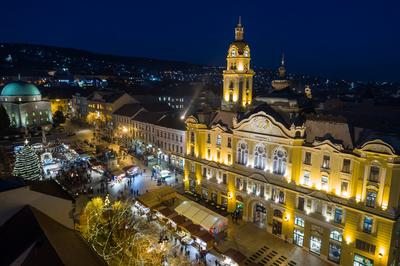 Adventi vásár Pécs főterén-stock-foto