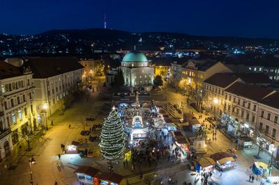 Adventi vásár Pécs főterén-stock-foto