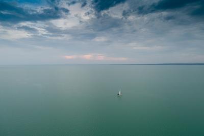 Vitorlás a Balatonon-stock-foto