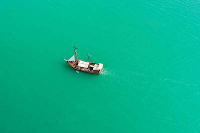 Kalózhajó a Balatonon-stock-foto