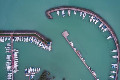 A balatonfüredi vitorláskikötő madártávlatból-stock-foto