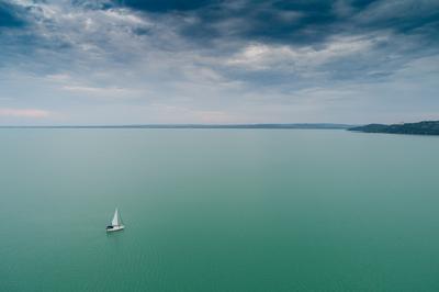 Vitorlás a Balatonon-stock-foto