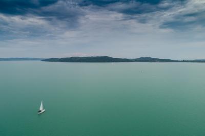 Vitorlás a Balatonon-stock-foto