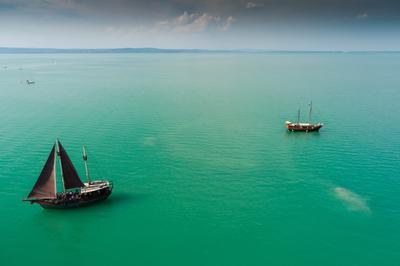 Kalózhajó a Balatonon-stock-foto