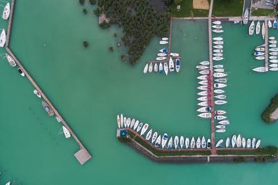 A balatonfüredi vitorláskikötő madártávlatból-stock-foto