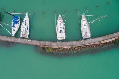 A balatonfüredi vitorláskikötő madártávlatból-stock-foto