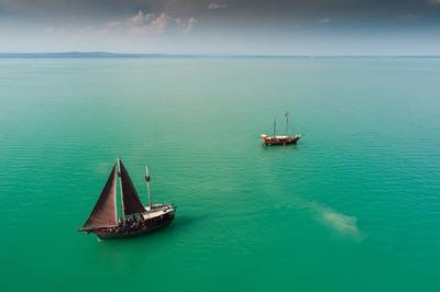 Kalózhajó a Balatonon-stock-foto