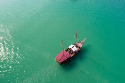 Kalózhajó a Balatonon-stock-foto