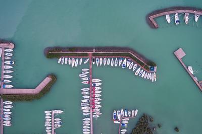 A balatonfüredi vitorláskikötő madártávlatból-stock-foto