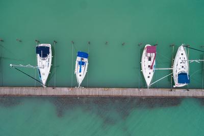 A balatonfüredi vitorláskikötő madártávlatból-stock-foto