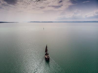 Kalózhajó a Balatonon-stock-foto